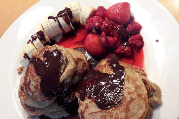 Vegane Pancakes mit köstlicher Schokosauce