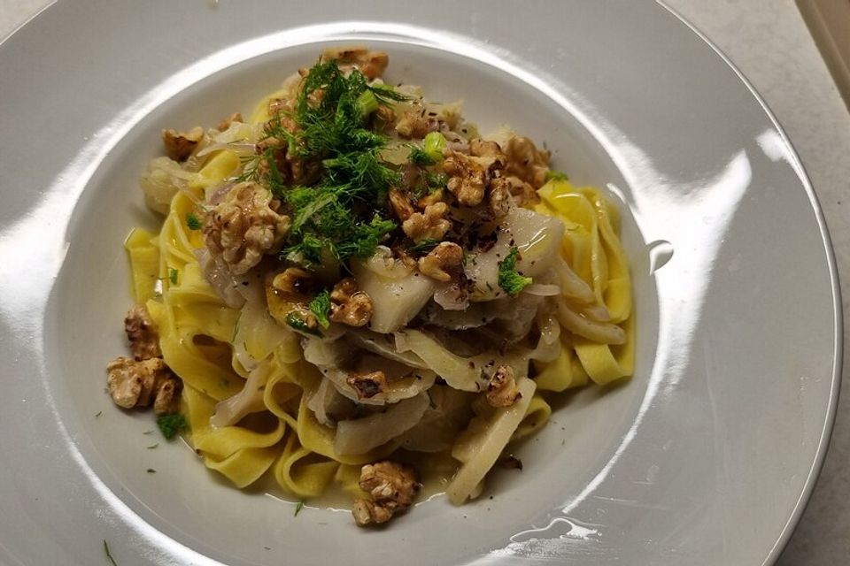 Nudeln mit Birnen-Fenchel-Gorgonzolasoße und gerösteten Walnüssen