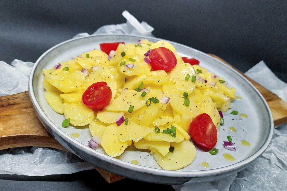 Kartoffelsalat mit Lauchzwiebel und Tomaten