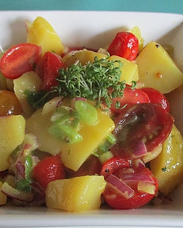 Kartoffelsalat mit Lauchzwiebel und Tomaten
