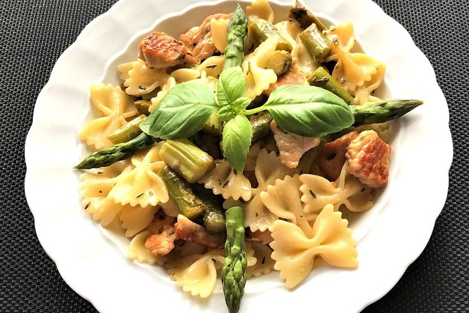 Farfalle mit Hähnchenbrustfilet in Zitronen-Spargel-Sauce