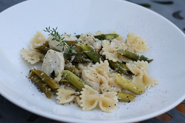 Farfalle mit Hähnchenbrustfilet in Zitronen-Spargel-Sauce von Maddin ...