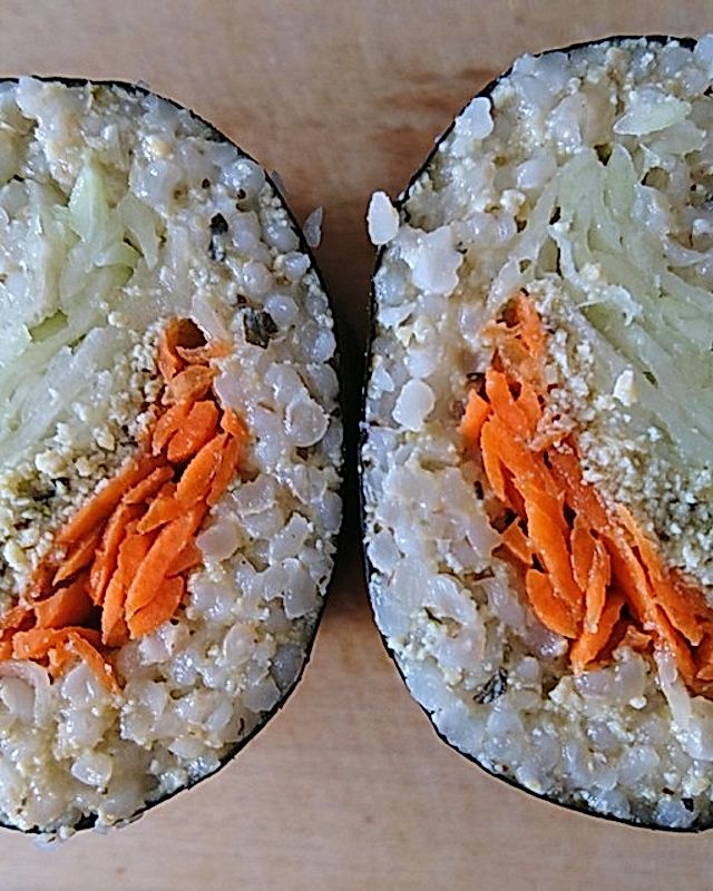 Veganes Sushi XXL, gefüllt mit Gemüse und Hülsenfrüchtecreme