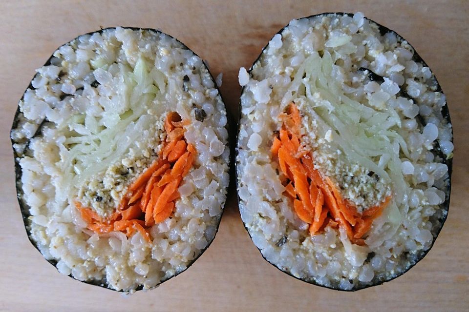 Veganes Sushi XXL, gefüllt mit Gemüse und Hülsenfrüchtecreme