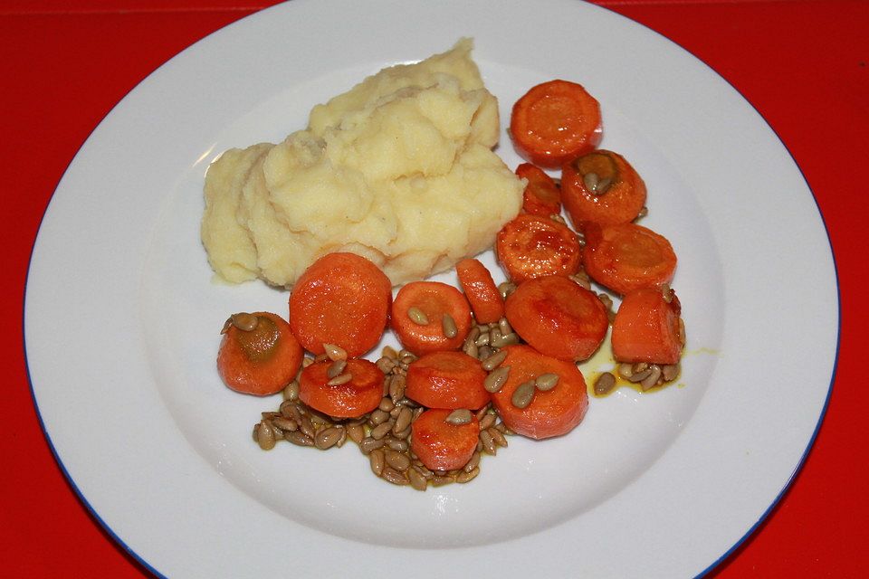 Kartoffelbrei mit Curry-Karotten und Sonnenblumenkernen