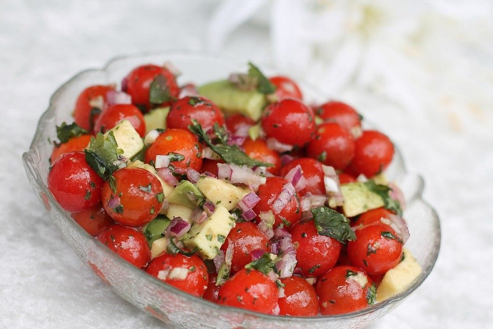 Tomatensalat mit roten Zwiebeln, Koriander, Avocado und Olivenöl