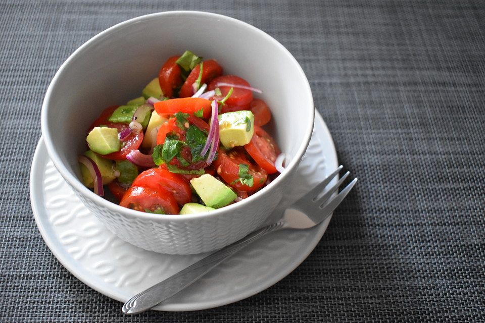 Tomatensalat mit roten Zwiebeln, Koriander, Avocado und Olivenöl