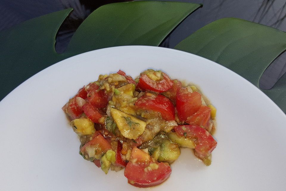 Tomatensalat mit roten Zwiebeln, Koriander, Avocado und Olivenöl