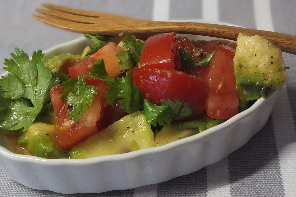 Tomatensalat mit roten Zwiebeln, Koriander, Avocado und Olivenöl