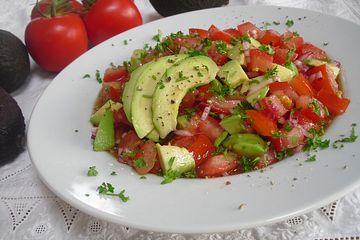 Tomatensalat mit roten Zwiebeln, Koriander, Avocado und Olivenöl