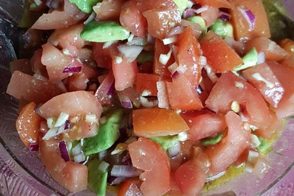 Tomatensalat mit roten Zwiebeln, Koriander, Avocado und Olivenöl