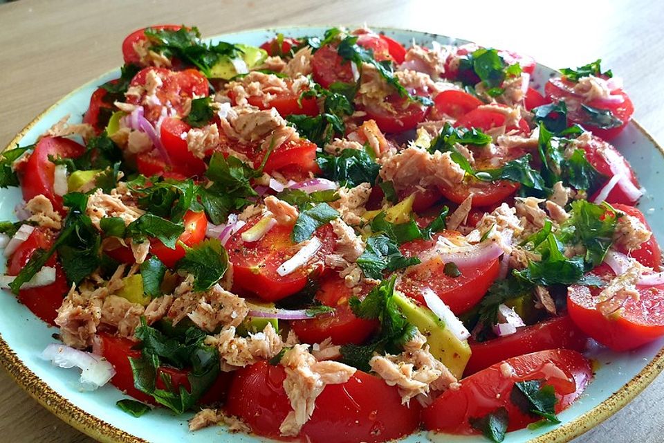 Tomatensalat mit roten Zwiebeln, Koriander, Avocado und Olivenöl