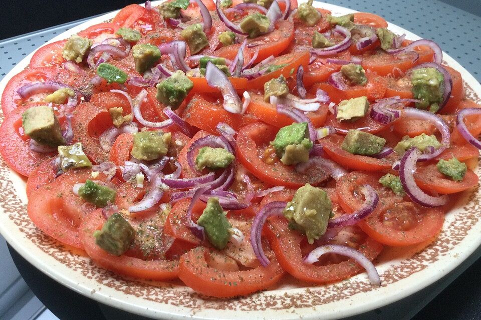 Tomatensalat mit roten Zwiebeln, Koriander, Avocado und Olivenöl