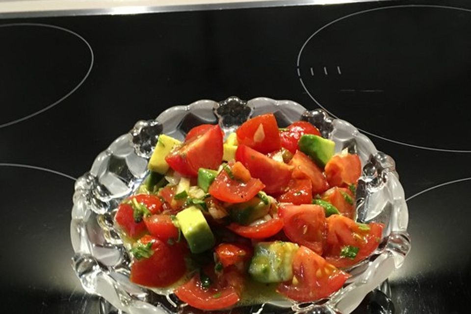 Tomatensalat mit roten Zwiebeln, Koriander, Avocado und Olivenöl