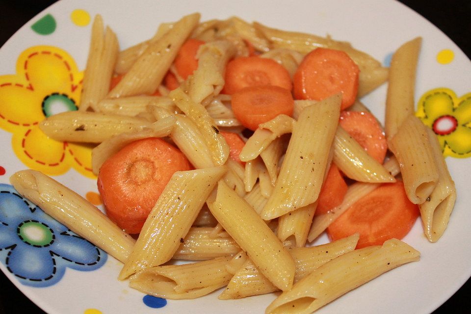 Penne mit Kräutersoße und gedünsteten Karotten