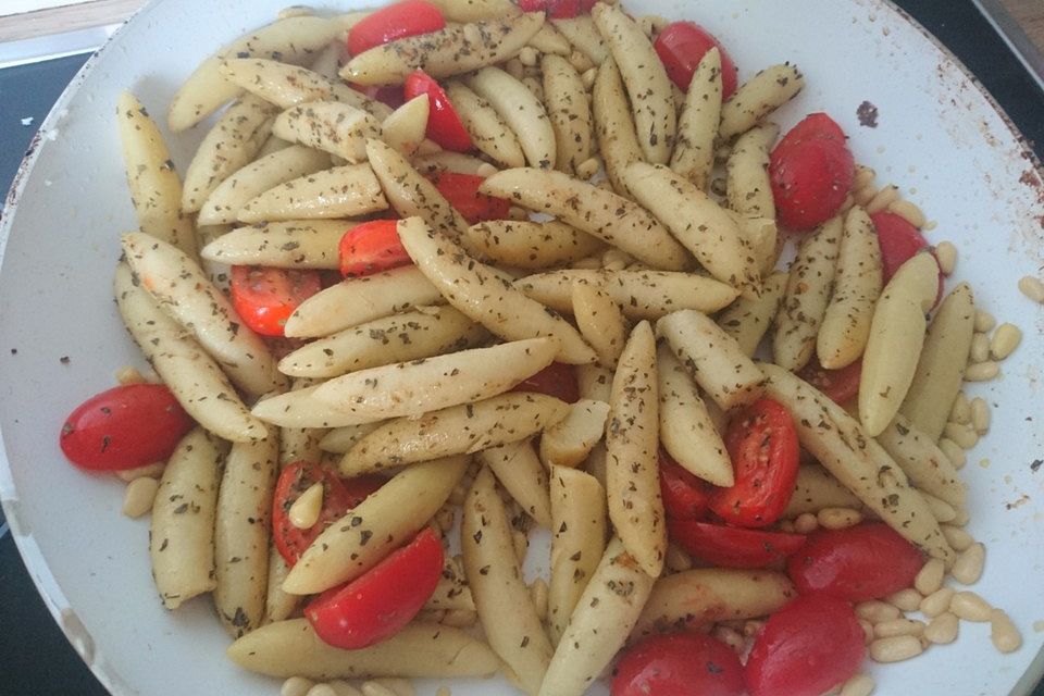 Schupfnudeln mit Tomaten und Pinienkerne