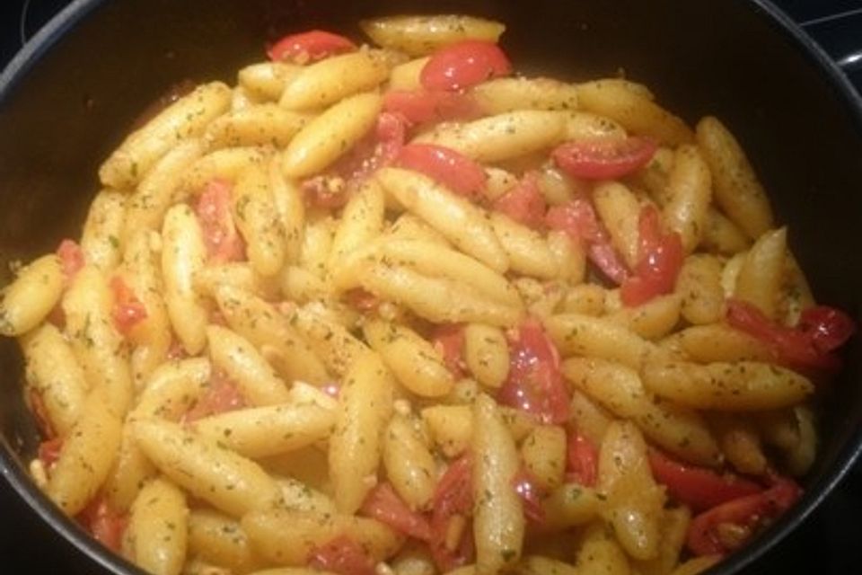 Schupfnudeln mit Tomaten und Pinienkerne