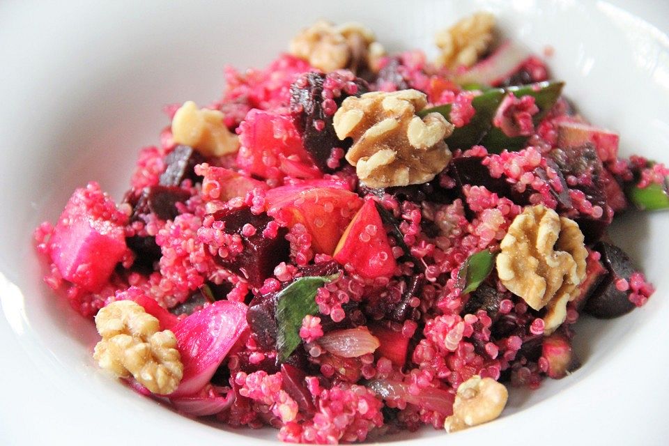 Winterlicher Salat mit Räuchertofu, Quinoa und roter Bete