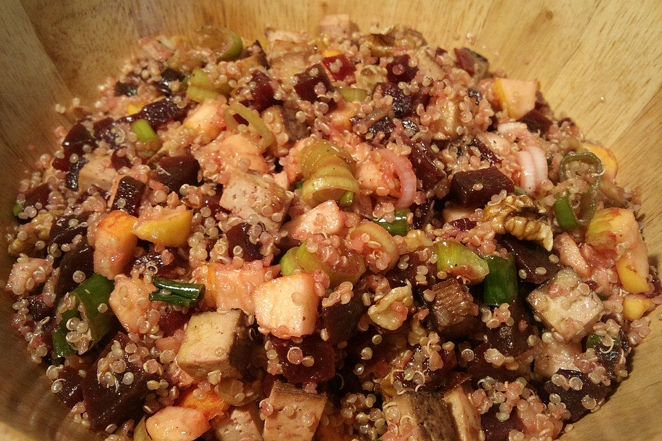 Winterlicher Salat mit Räuchertofu, Quinoa und roter Bete