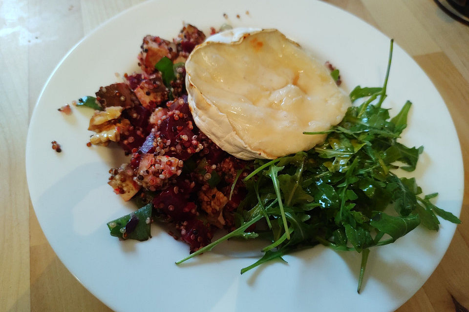 Winterlicher Salat mit Räuchertofu, Quinoa und roter Bete