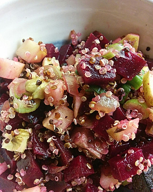 Winterlicher Salat mit Räuchertofu, Quinoa und roter Bete