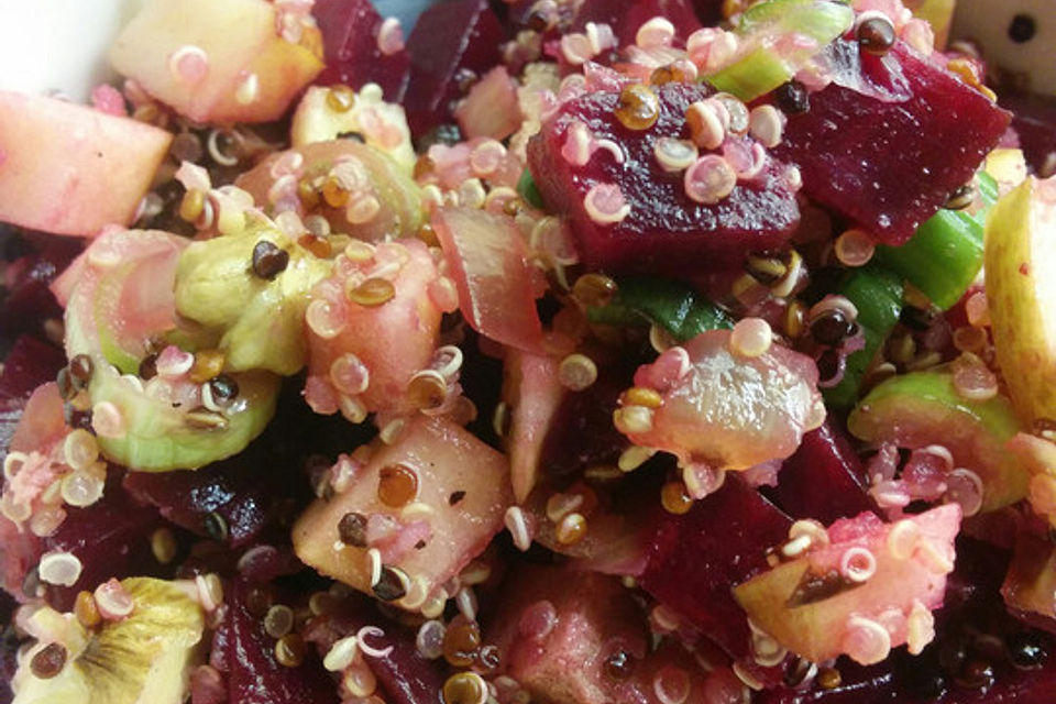 Winterlicher Salat mit Räuchertofu, Quinoa und roter Bete