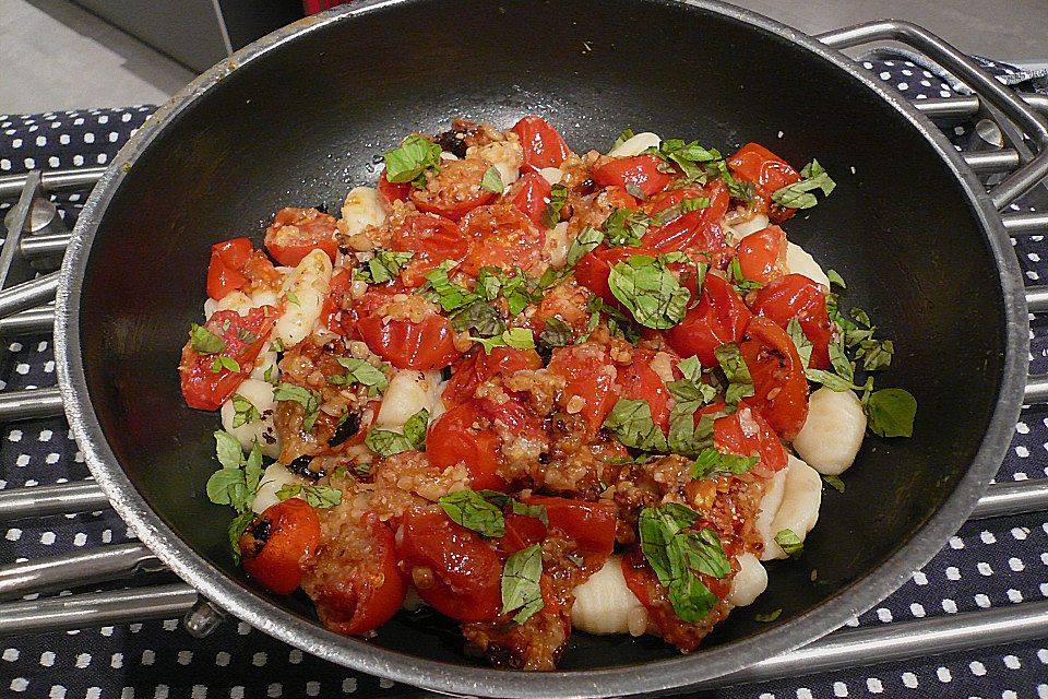 Tortellini oder Gnocchi mit gebackenen Tomaten