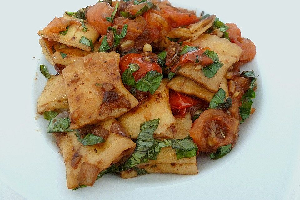 Tortellini oder Gnocchi mit gebackenen Tomaten