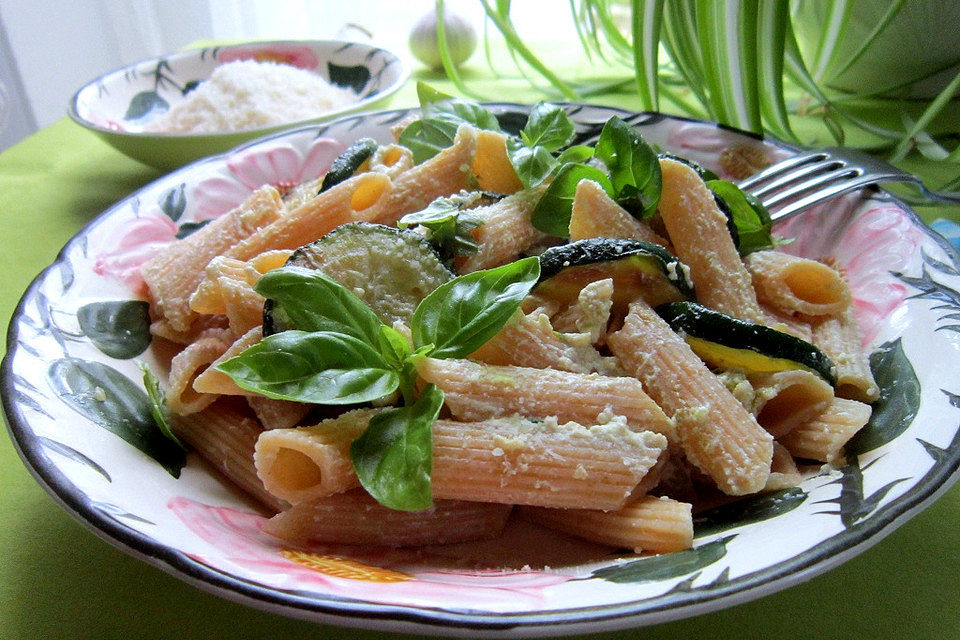 Penne mit Zucchini und Ricotta