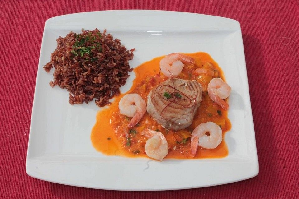 Thunfischfilets mit Garnelen auf Paprikasauce