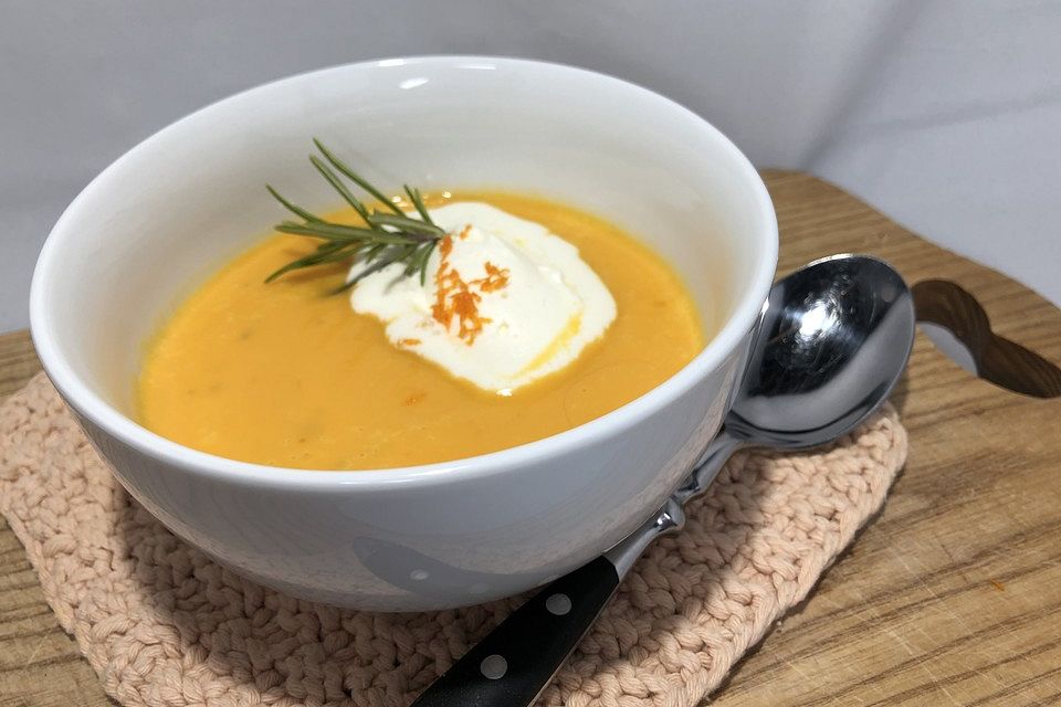 Süßkartoffelsuppe mit Orange und Rosmarin