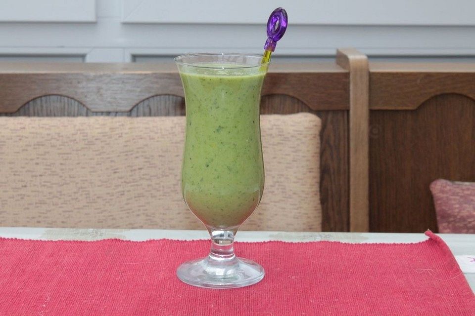 Veganer grüner Smoothie mit Spinat und Kokosmilch