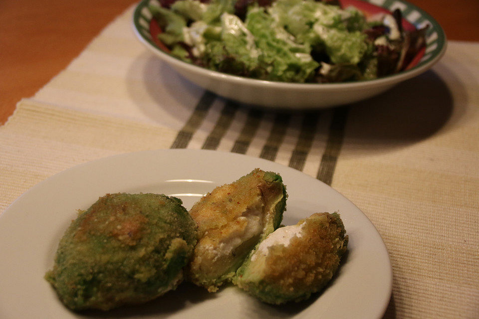 Gebratene, gefüllte Avocado mit Salat