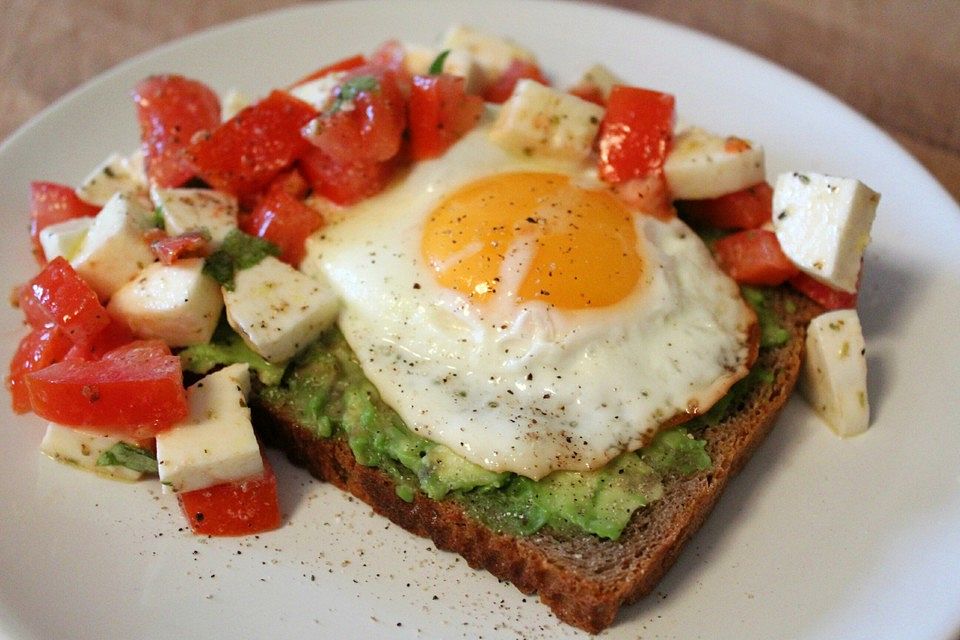 Caprese-Avocado-Breakfast-Toast