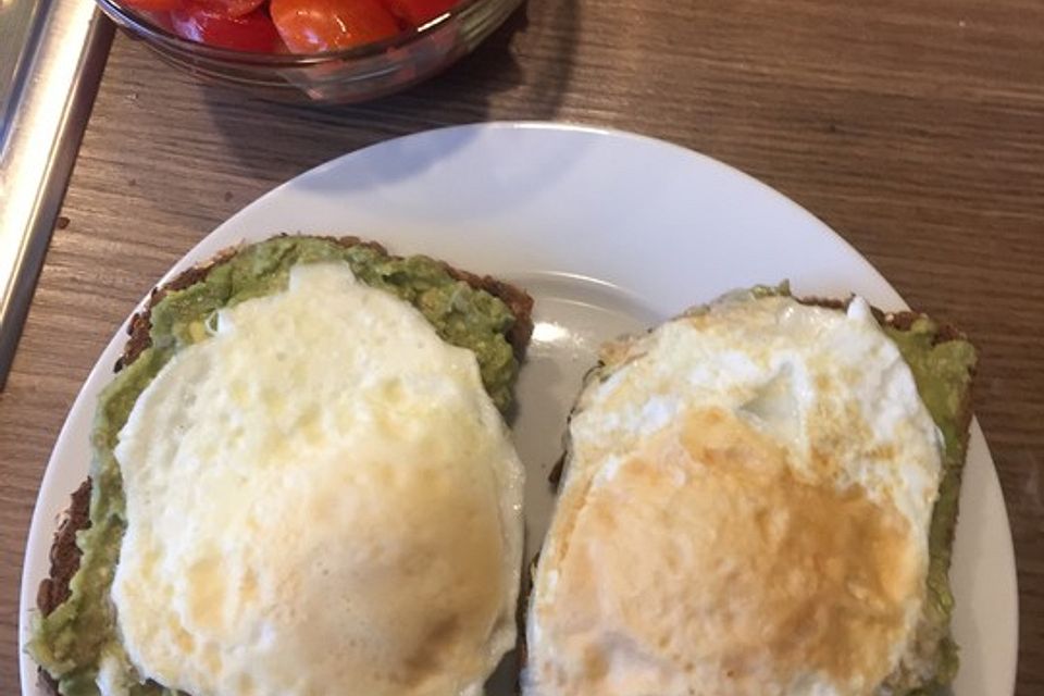 Caprese-Avocado-Breakfast-Toast