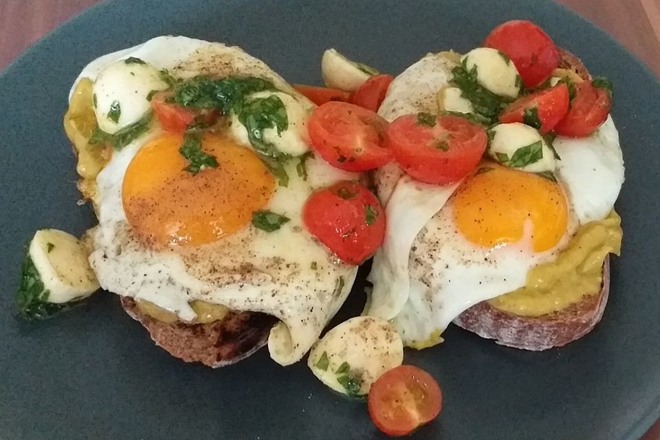 Caprese-Avocado-Breakfast-Toast