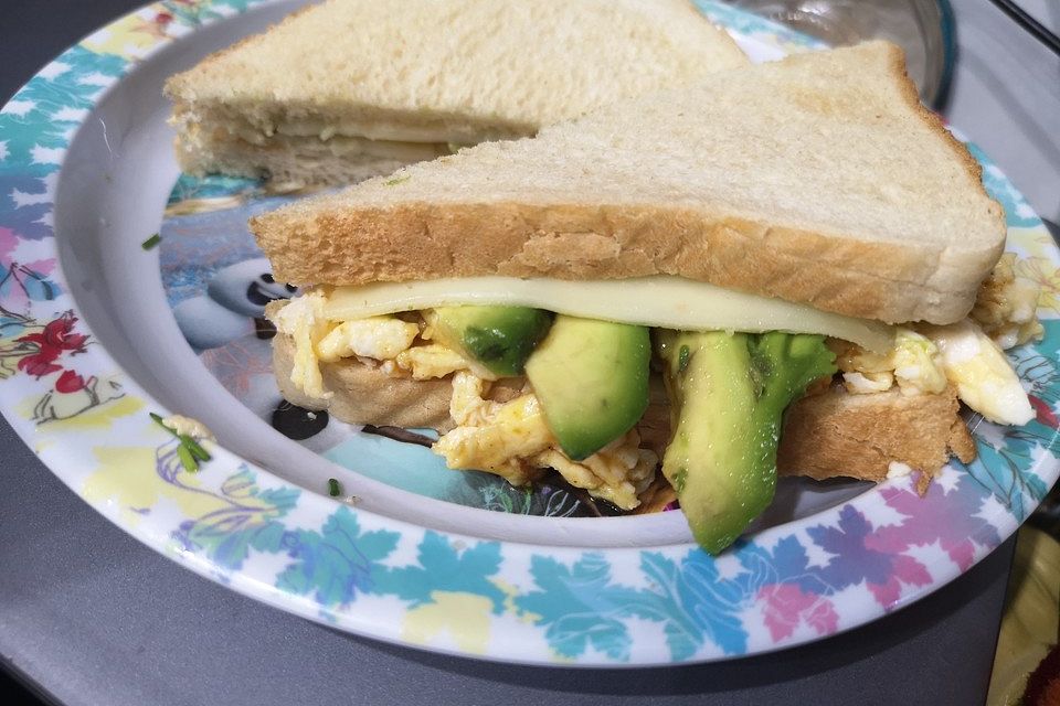 Caprese-Avocado-Breakfast-Toast