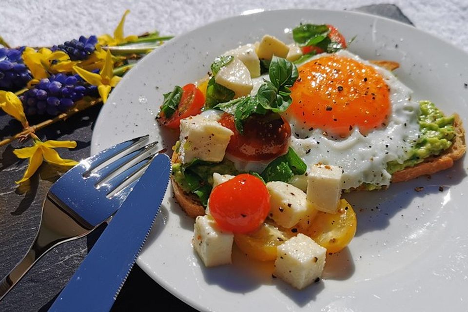 Caprese-Avocado-Breakfast-Toast