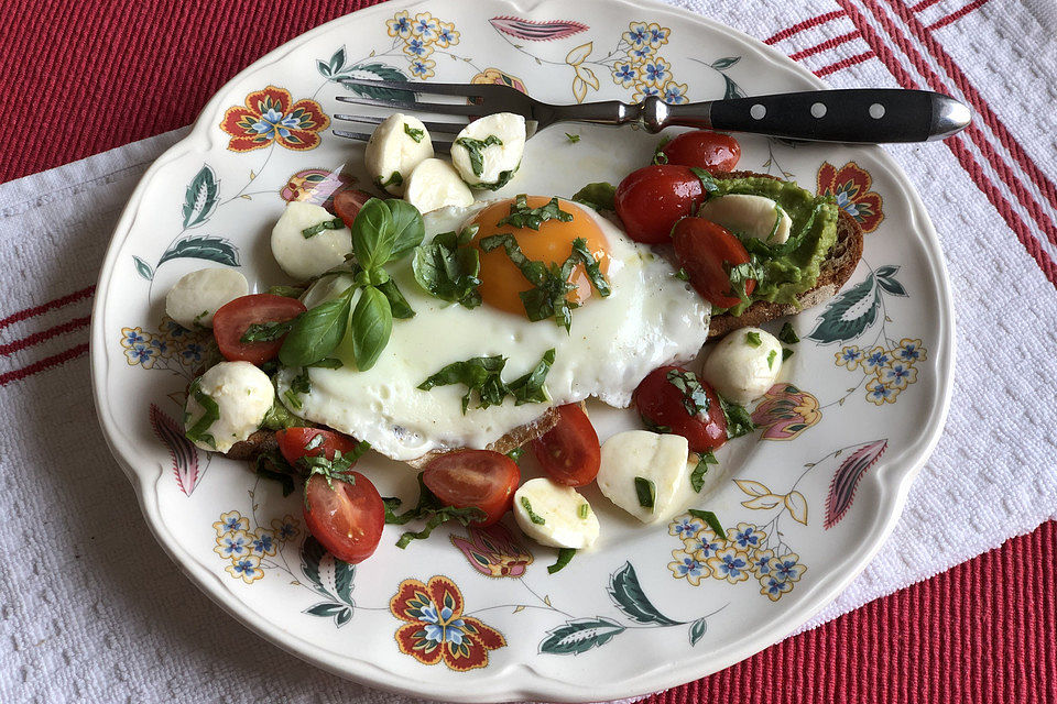 Caprese-Avocado-Breakfast-Toast