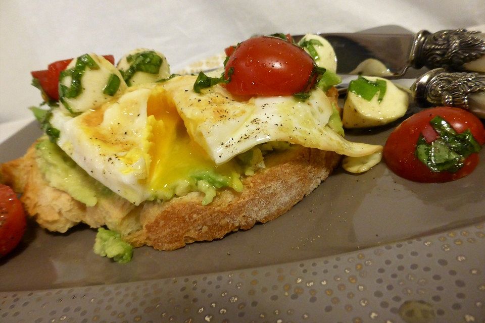 Caprese-Avocado-Breakfast-Toast