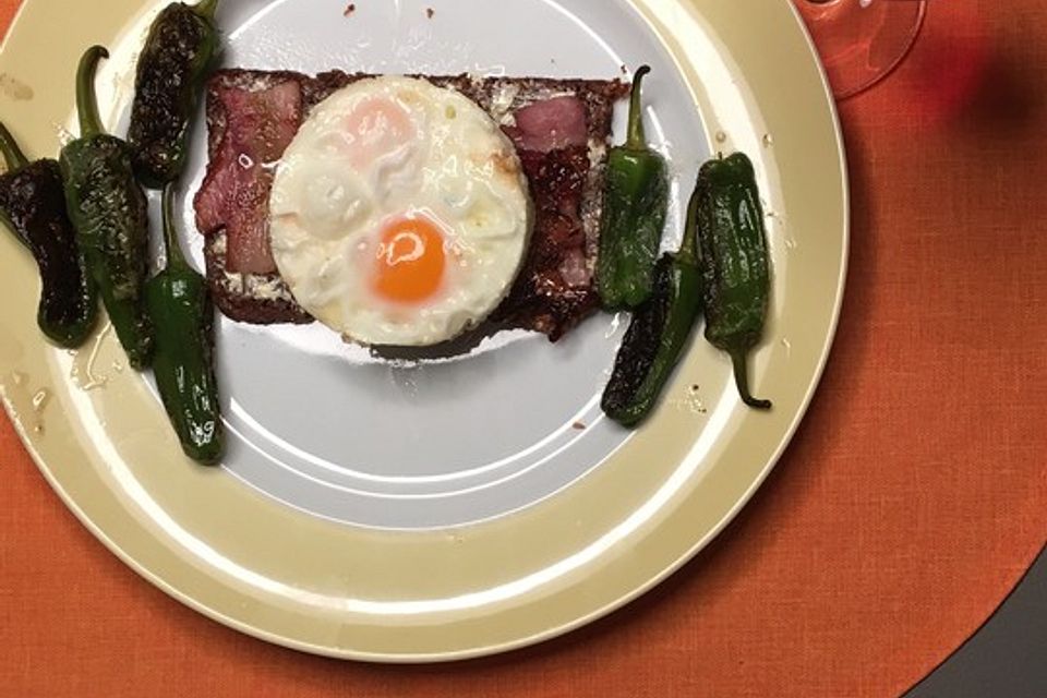 Vollkornbrot mit irischer Butter, Bauchspeck, Eiern und Pimentos de la Patron