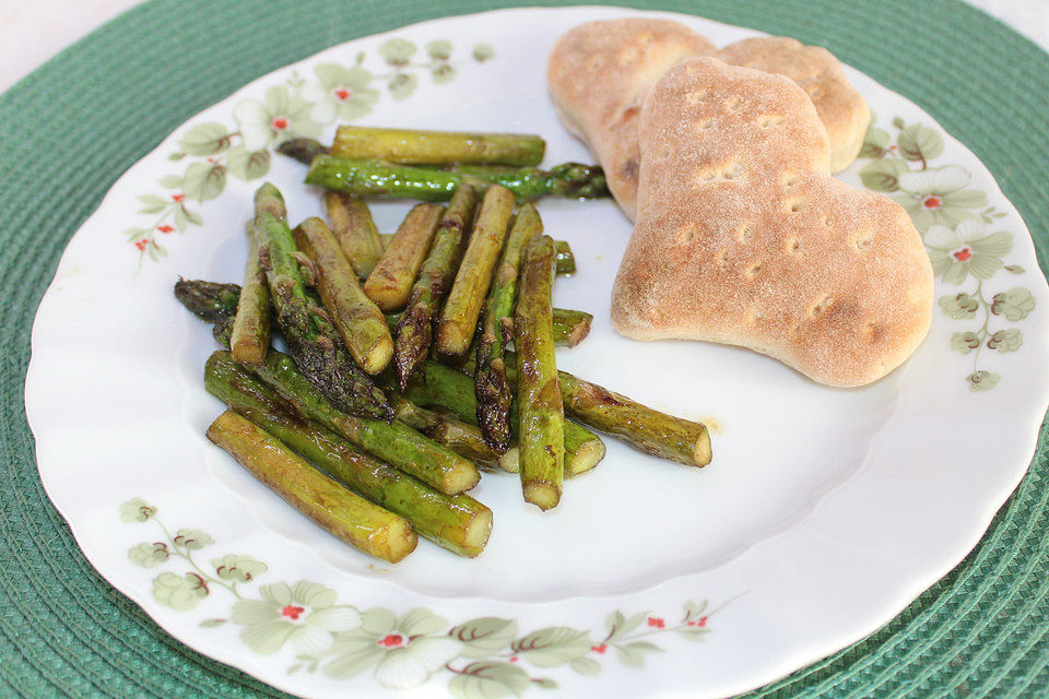 Grüner Spargel, gebraten