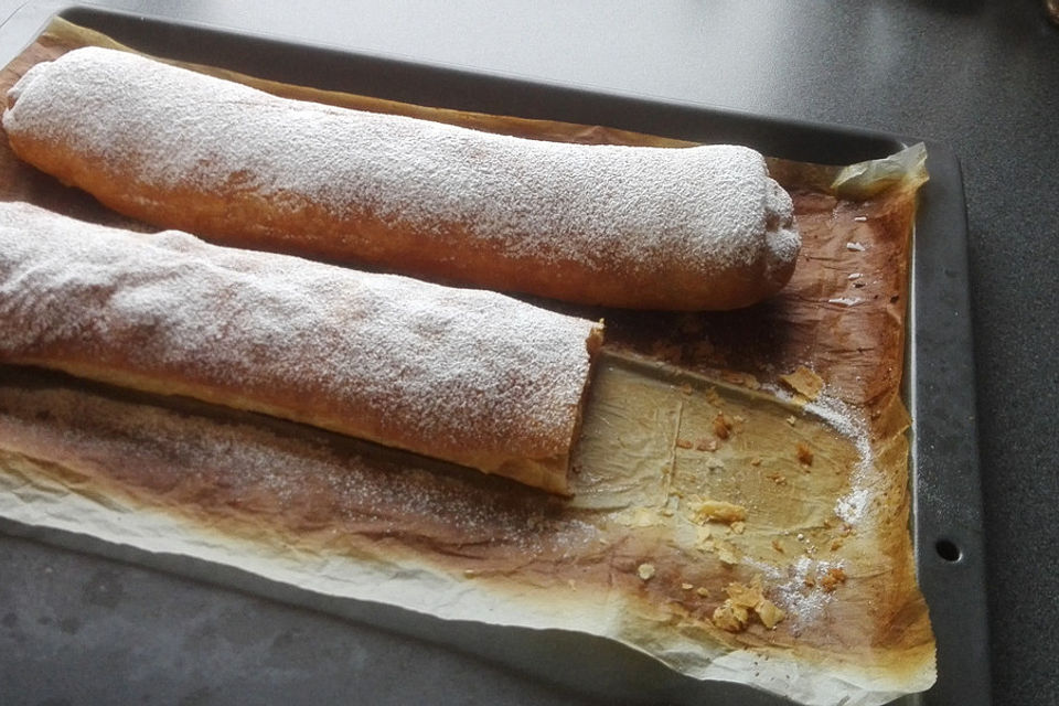 Strudel mit Sauerkirschen