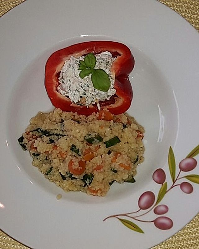 Paprika mit Forellenmousse und Gemüse-Couscous