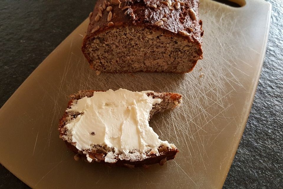 Chia-Eiweißbrot mit Nüssen