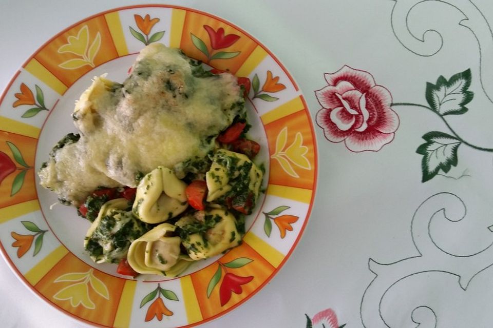 Tortelliniauflauf mit Spinat und Tomaten