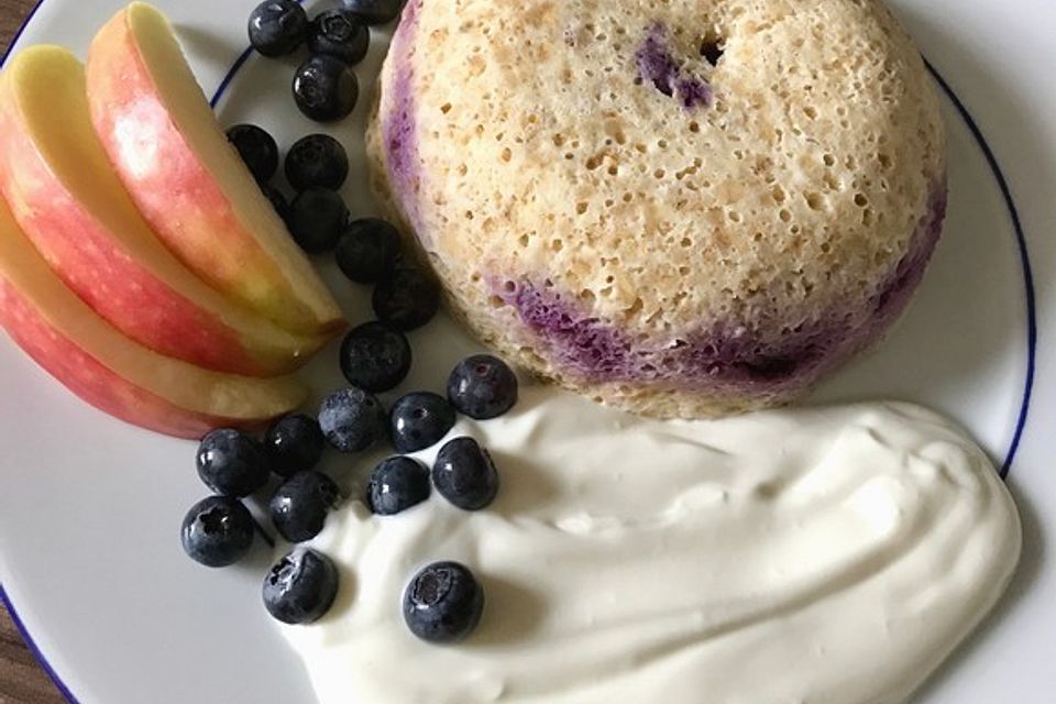 Schneller Haferflocken Mug Cake mit Beeren