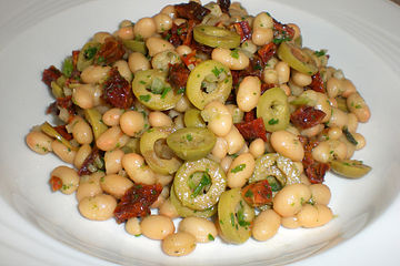 Bohnensalat mit getrockneten Tomaten und Oliven