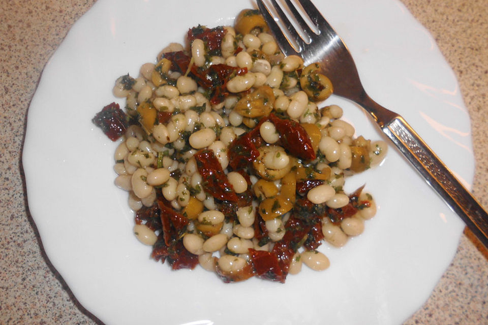 Bohnensalat mit getrockneten Tomaten und Oliven