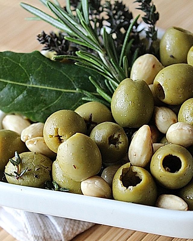 Tapas - Kräutermandeln mit Oliven